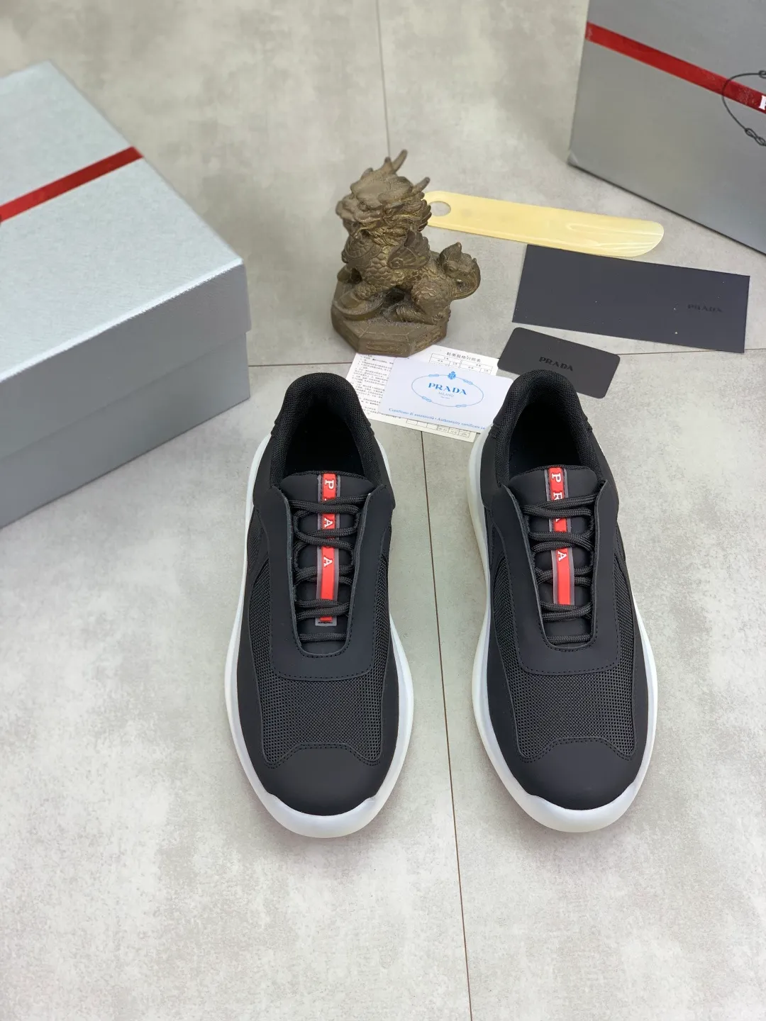 Men's shoes 💰P620 new (higher version) new PRADA (Prada) classic models are on the market at the same time, new men's shoes, 😘fabrics are selected from original imported calfskin. First layer of imported cowhide lining. The original version is awesome! 👍🏿Original open-molded non-slip PU outsole, with exquisite lines, simple and elegant, super comfortable and classy on foot, suitable for leisure travel. Code number: 38-45 (46 customized) 3️⃣ colors available